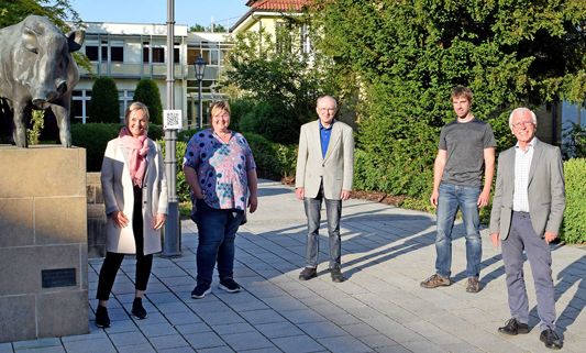 Die 5 Stadträte der NLE in der aktuellen Wahlperiode vor dem Rathaus