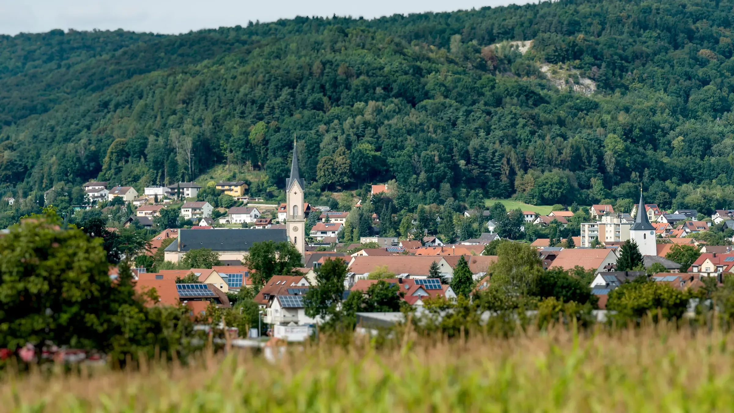 Ebermannstadt Skyline mit Feld im Vordergrund, Hügel dahinter