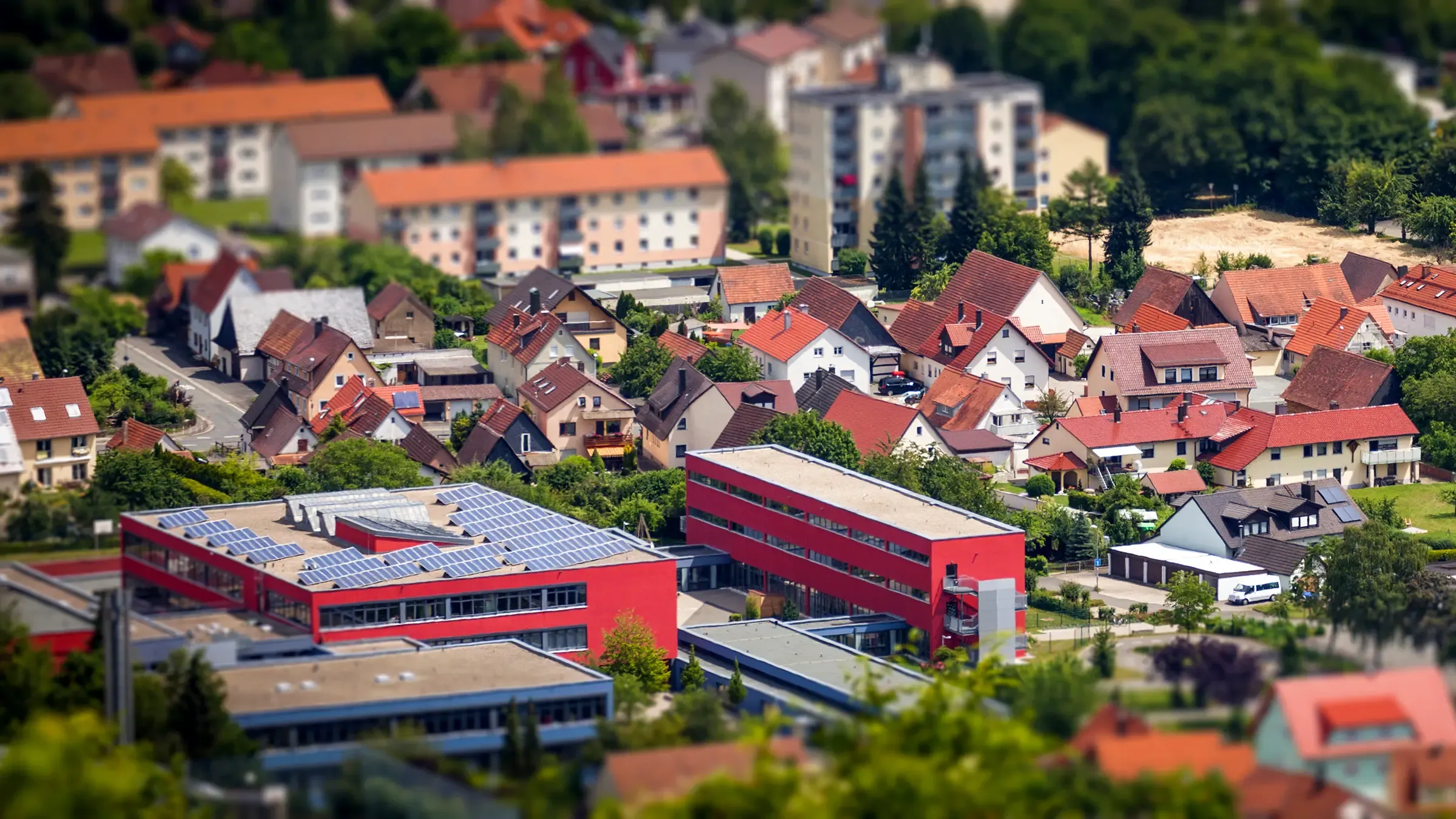 Luftbild des Stadtteils mit der Grund- und Mittelschule