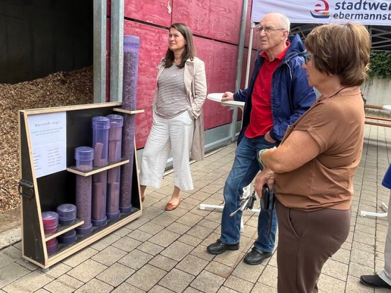 Christiane Meyer, Bernhard Hübschmann (NLE) und Brigitta Dörfler (FW/ BB) vor dem Hackschnitzelbunker des Heizkraftwerks (Foto: E. Horn)
